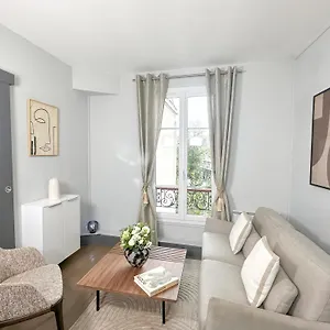 eiffel-tower-charming-apartment-827.fr-paris.fr/